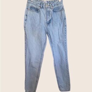 BDG MOM HIGH-RISE LIGHT WASHED JEANS SIZE 25